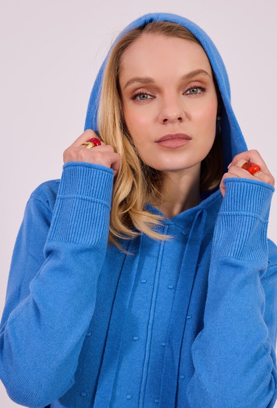 Niebieski sweter damski z kapturem