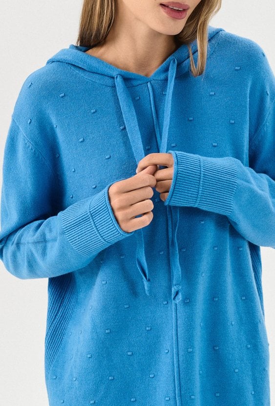 Niebieski sweter damski z kapturem