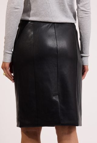 Czarna spódnica do kolan z eko skóry