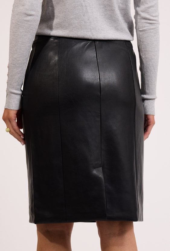 Czarna spódnica do kolan z eko skóry