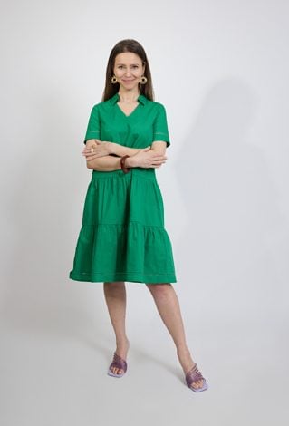 Zielona sukienka damska z falbaną