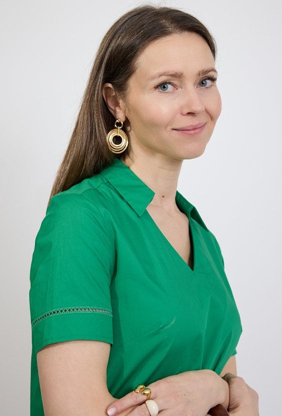 Zielona sukienka damska z falbaną