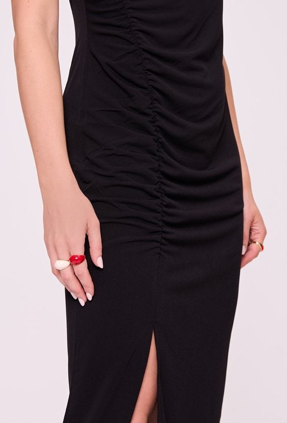 Czarna sukienka midi z marszczeniem – elegancka sukienka damska
