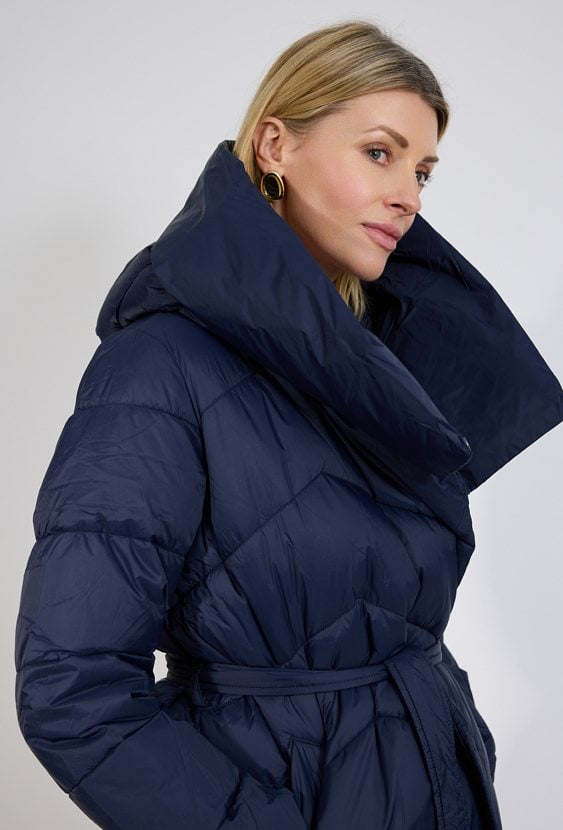 Granatowa kurtka z kołnierzem szalowym