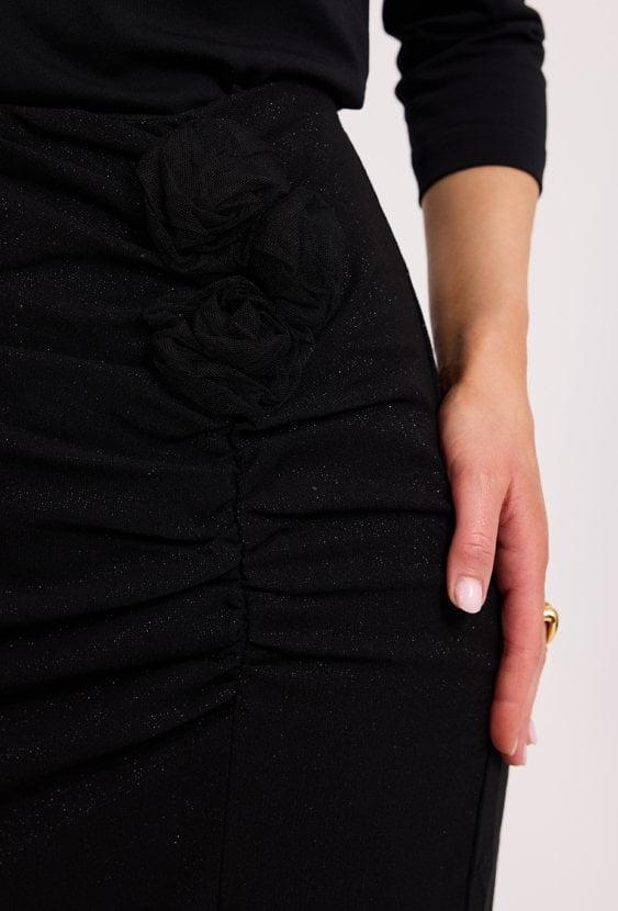 Czarna spódnica midi z marszczeniem