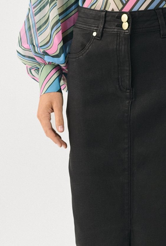 Czarna spódnica ołówkowa z rozporkiem