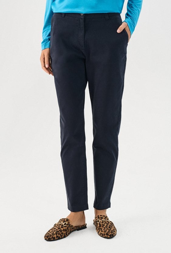 Granatowe spodnie z kieszeniami