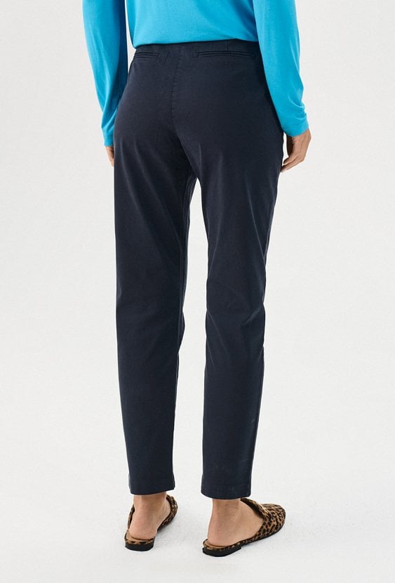 Granatowe spodnie z kieszeniami