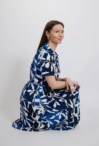 Granatowa sukienka midi we wzory