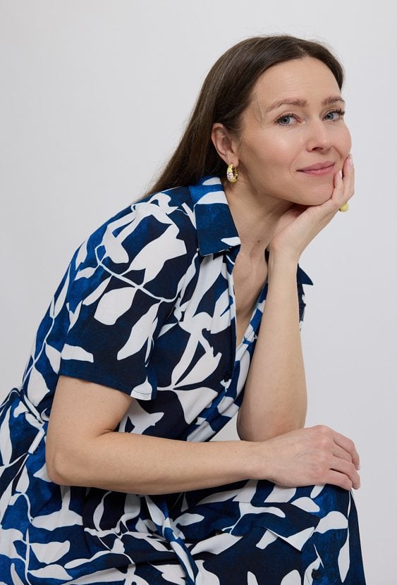 Granatowa sukienka midi we wzory