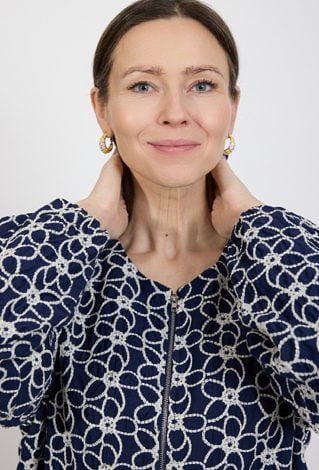 Granatowa kurtka damska z koronkowym wzorem