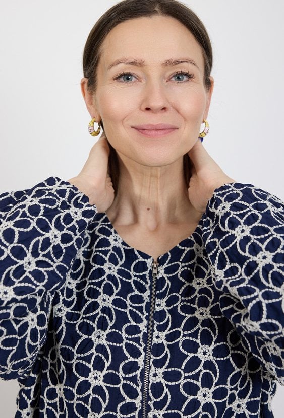 Granatowa kurtka damska z koronkowym wzorem