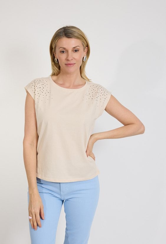 Beżowy t-shirt damski z ozdobnymi nitami na ramionach