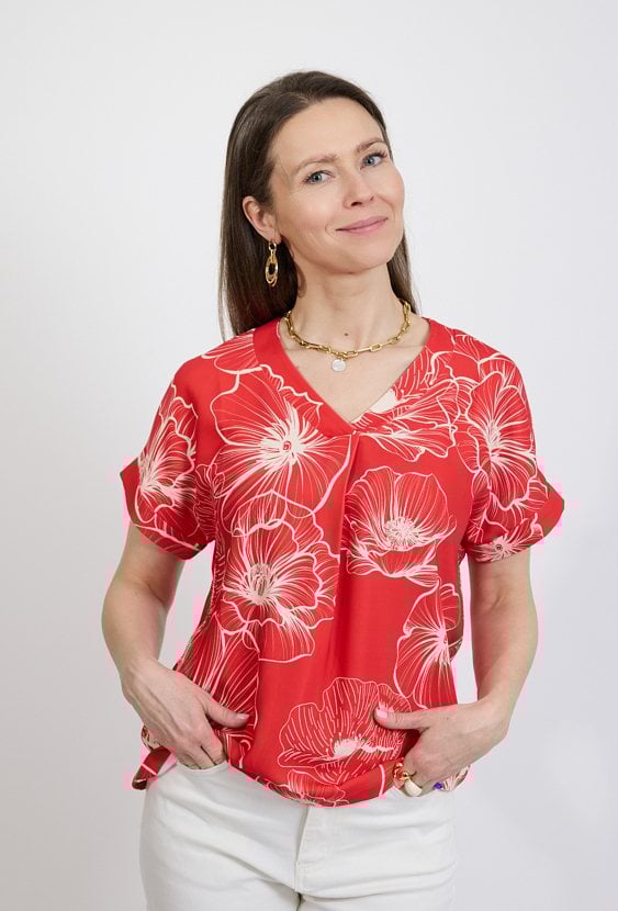 Czerwona bluzka damska w kwiaty