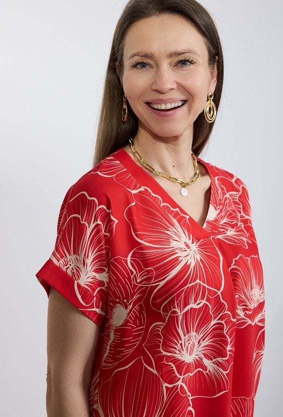 Czerwona bluzka damska w kwiaty