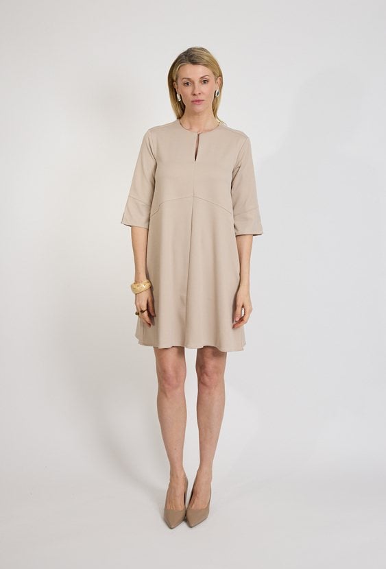 Beżowa sukienka damska trapezowa z rękawem 3/4