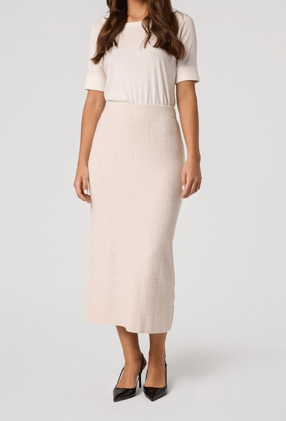 Beżowa spódnica dzianinowa midi ołówkowa