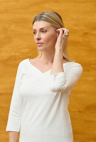 Biała bluzka damska z dekoltem V rękaw 3/4