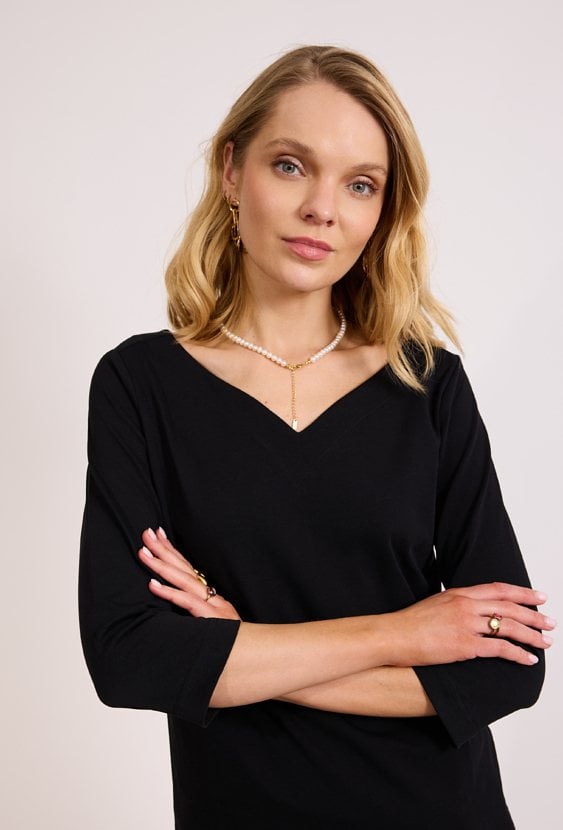 Czarna bluzka z dekoltem V i rękawem 3/4