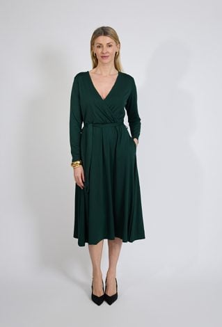 Zielona sukienka midi z dekoltem V i paskiem