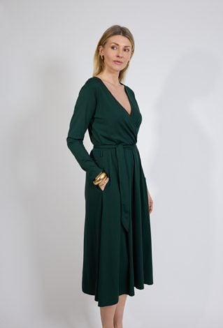 Zielona sukienka midi z dekoltem V i paskiem