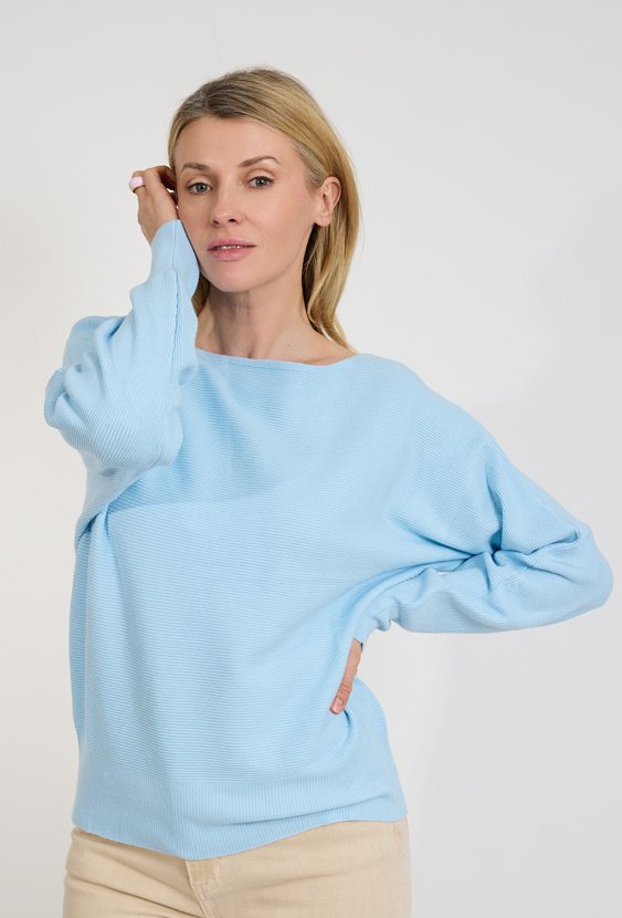 Błękitny sweter damski oversize