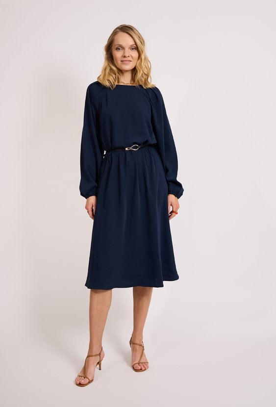 Granatowa sukienka midi z paskiem