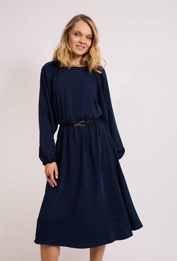 Granatowa sukienka midi z paskiem