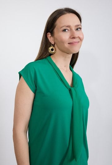 Zielona bluzka damska z wiązaniem przy dekolcie