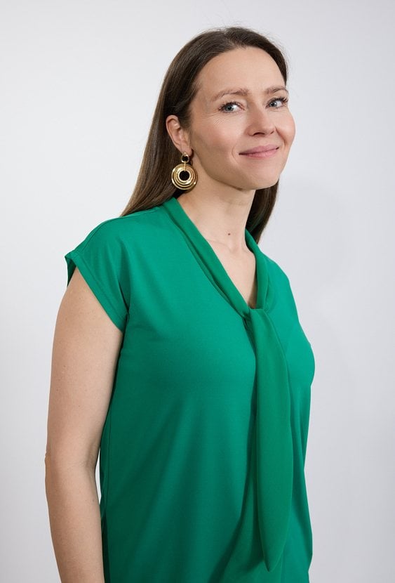 Zielona bluzka damska z wiązaniem przy dekolcie