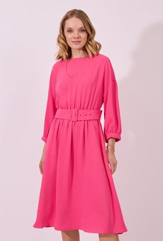 Elegancka różowa sukienka midi z paskiem w talii