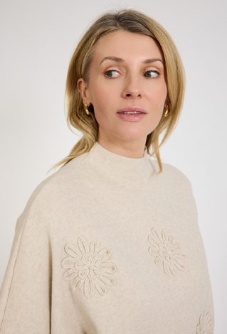 Beżowy sweter damski z haftem kwiatowym