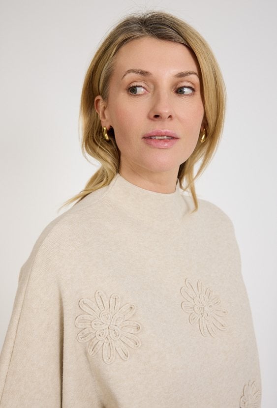 Beżowy sweter damski z haftem kwiatowym