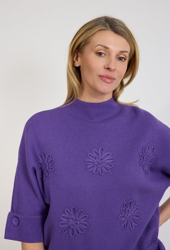Fioletowy sweter damski z aplikacją kwiatową