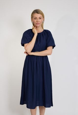 Granatowa sukienka midi z paskiem i krótkim rękawem