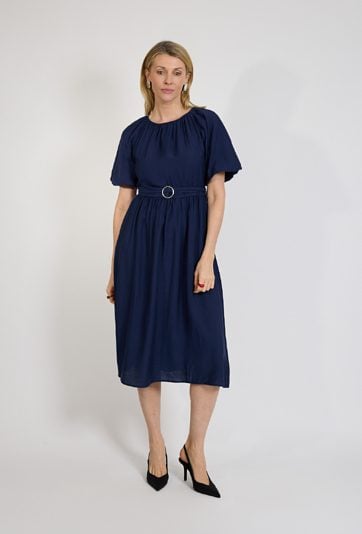 Granatowa sukienka midi z paskiem i krótkim rękawem