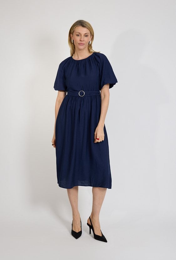 Granatowa sukienka midi z paskiem i krótkim rękawem