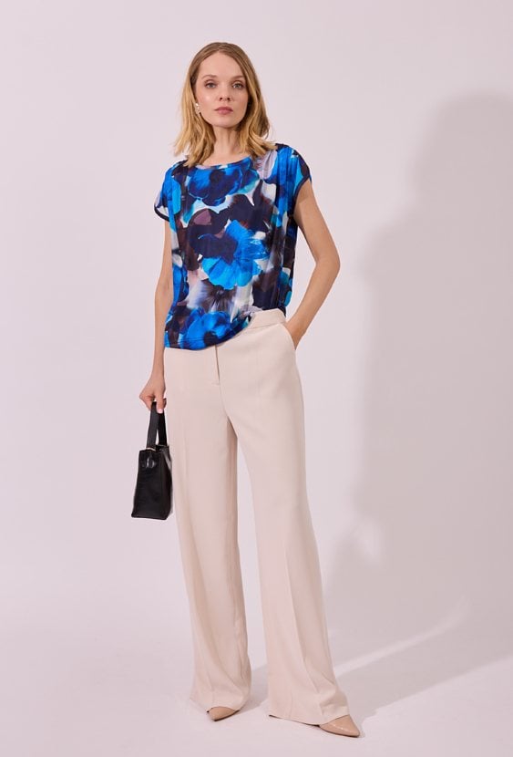 Bluzka damska niebieska w kwiaty – elegancka, krótki rękaw