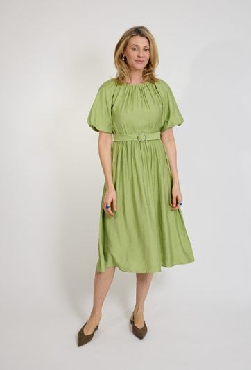 Zielona sukienka midi z paskiem i krótkim rękawem
