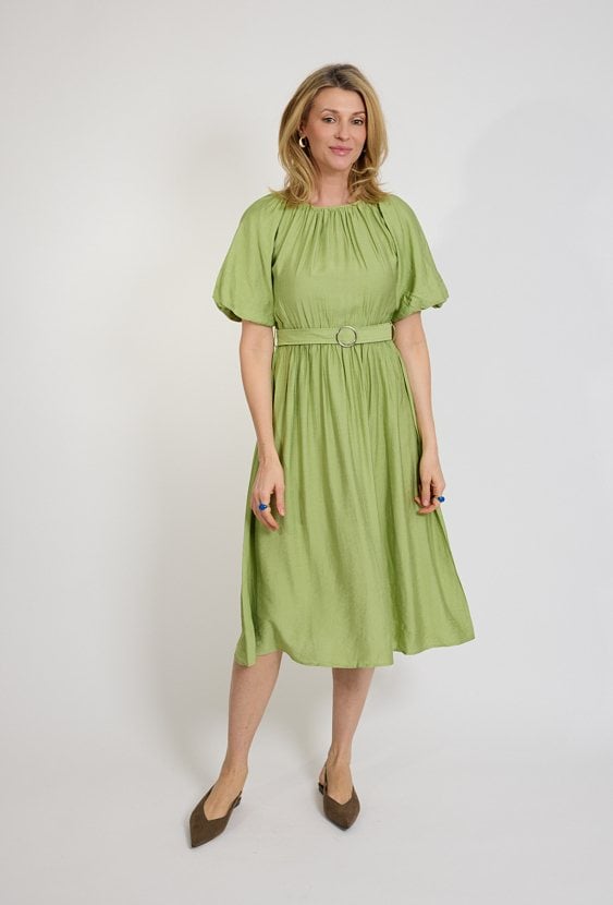 Zielona sukienka midi z paskiem i krótkim rękawem