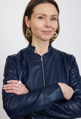 Granatowa kurtka damska z imitacji skóry