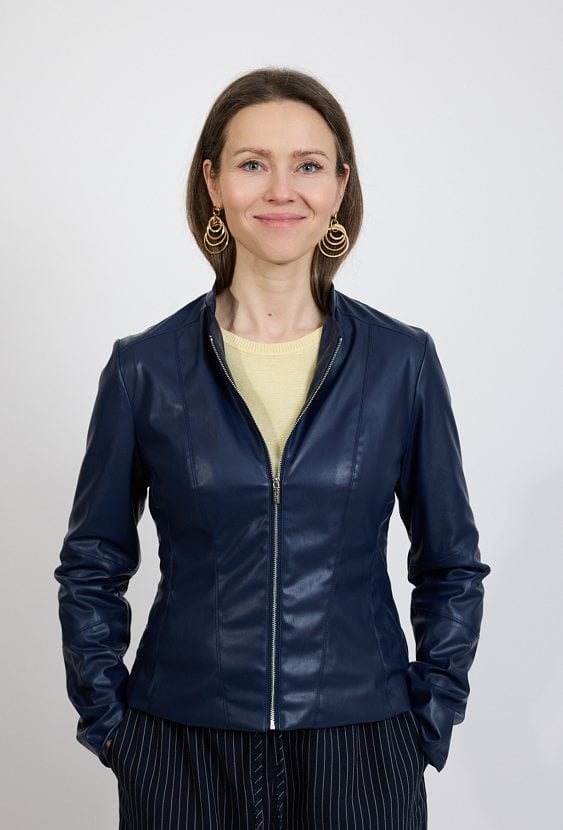 Granatowa kurtka damska z imitacji skóry