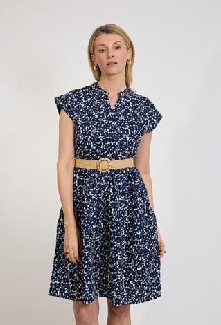 Granatowa sukienka w kwiatowy wzór z paskiem