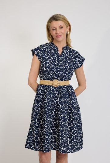 Granatowa sukienka w kwiatowy wzór z paskiem