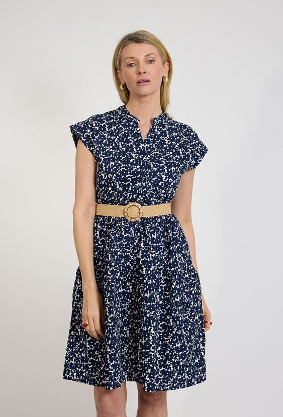 Granatowa sukienka w kwiatowy wzór z paskiem