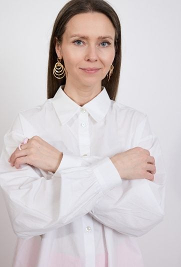 Biała koszula damska – klasyczna elegancja