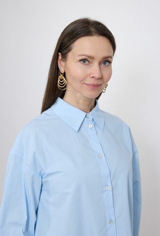 Błękitna koszula damska – elegancka klasyka