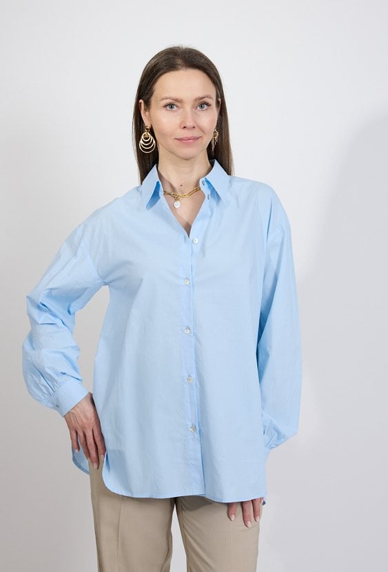 Błękitna koszula damska – elegancka klasyka