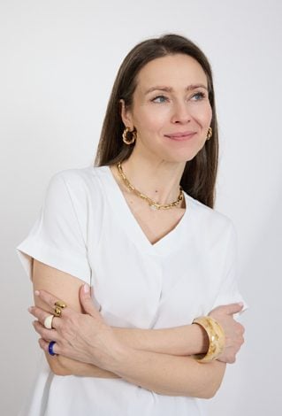 Biała bluzka damska z dekoltem V