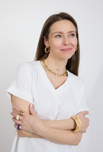 Biała bluzka damska z dekoltem V